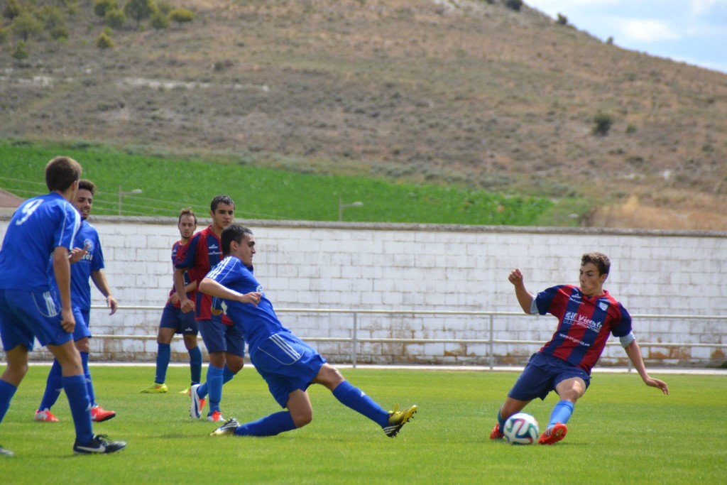 Carlos pugna por un balón en pretemporada